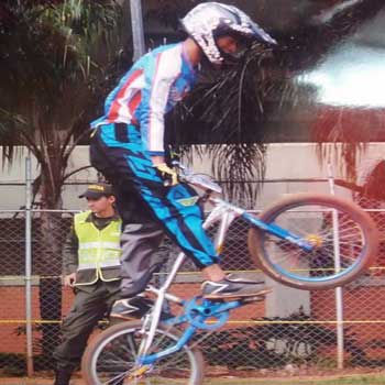joven con discapacidad bicicross