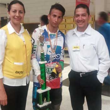 joven con discapacidad patrocinado por el exito practica empresarial
